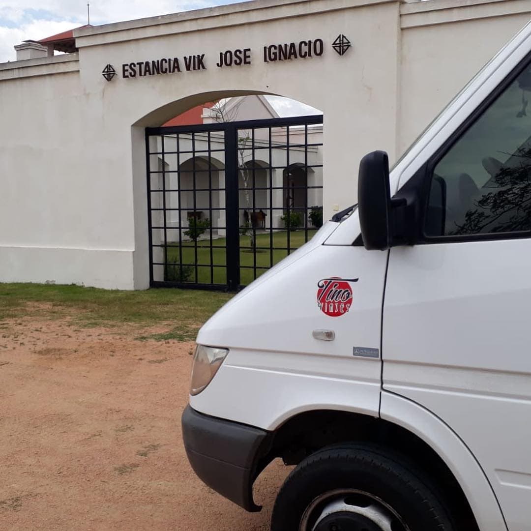 Minibús de Tino Viajes en la entrada de Estancia Vik, José Ignacio