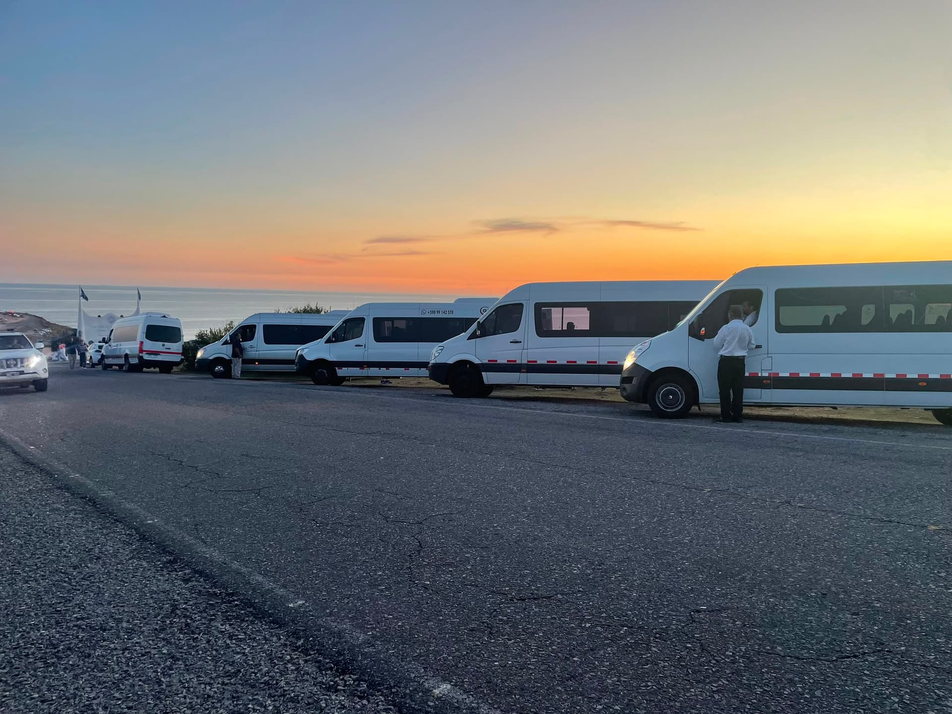 Flota de Tino Viajes en ruta al atardecer