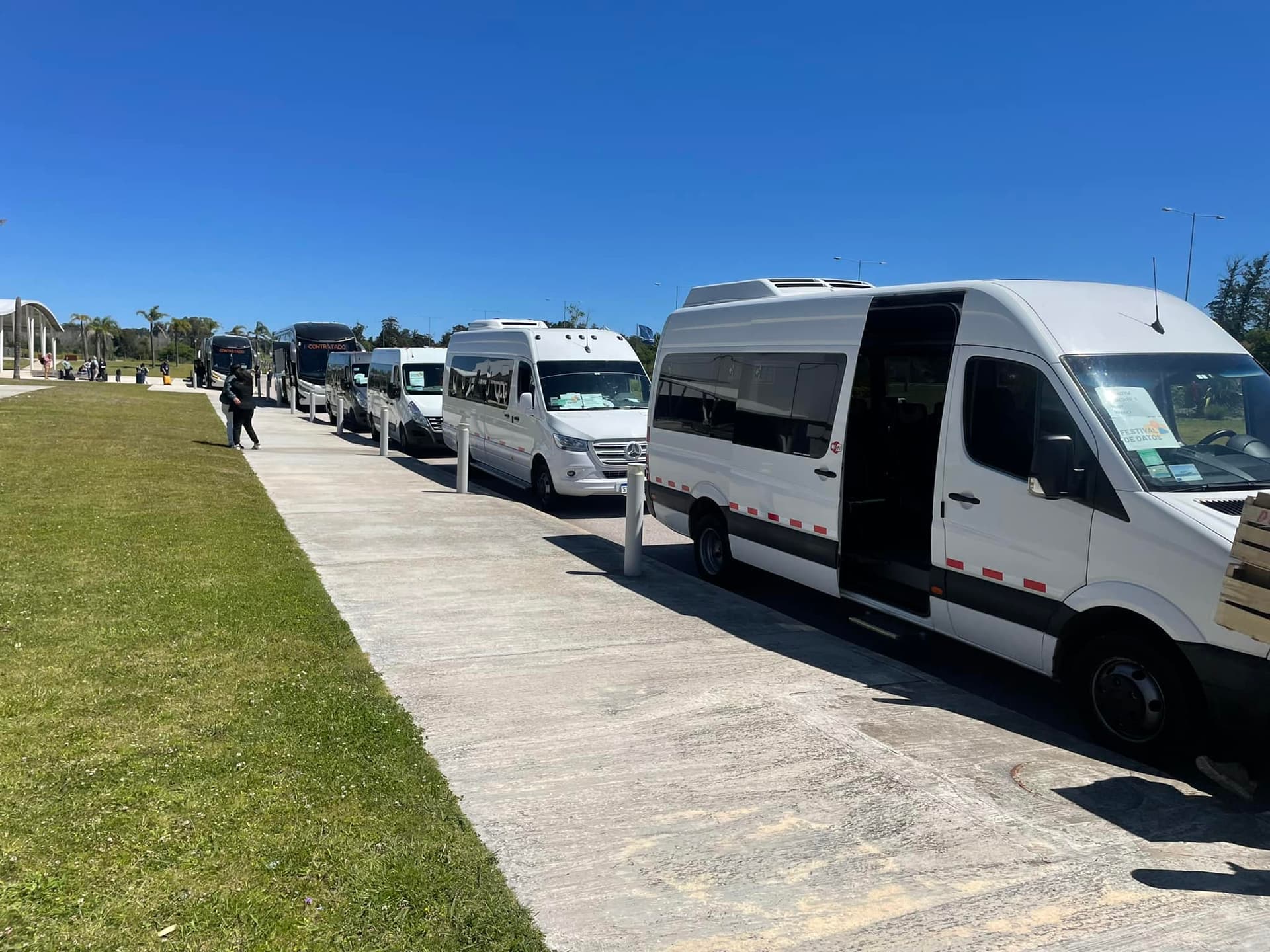 Flota de Tino Viajes aguardando a un grupo