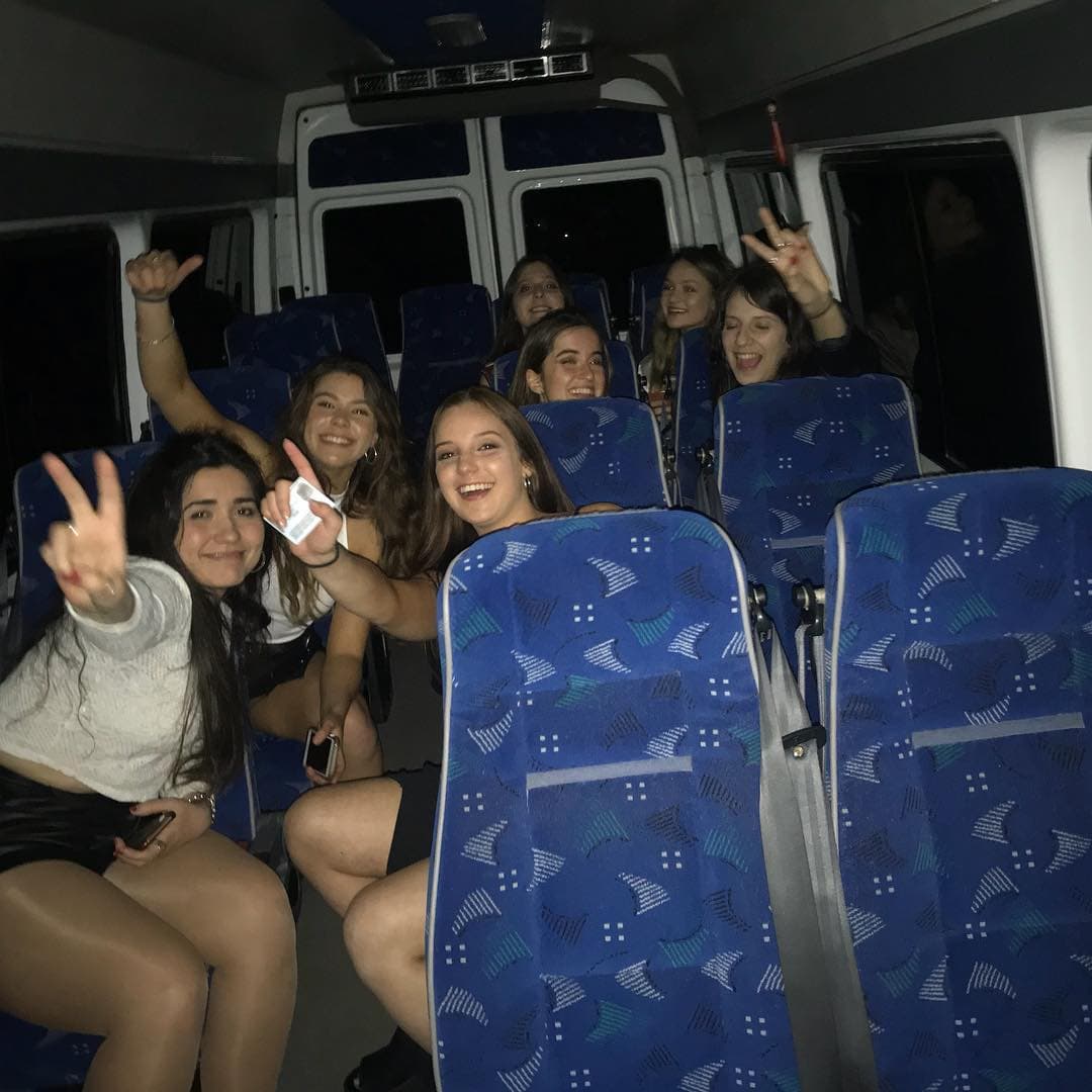 Grupo de pasajeras disfrutando el viaje a bordo de un minibús de Tino Viajes